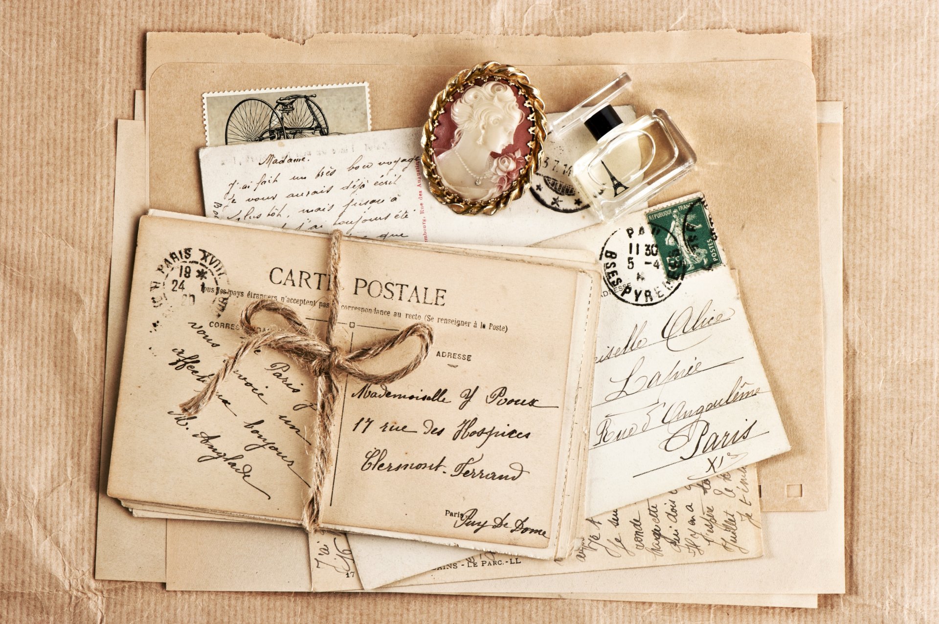 vintage cartas sobre tarjetas sellos perfume broche