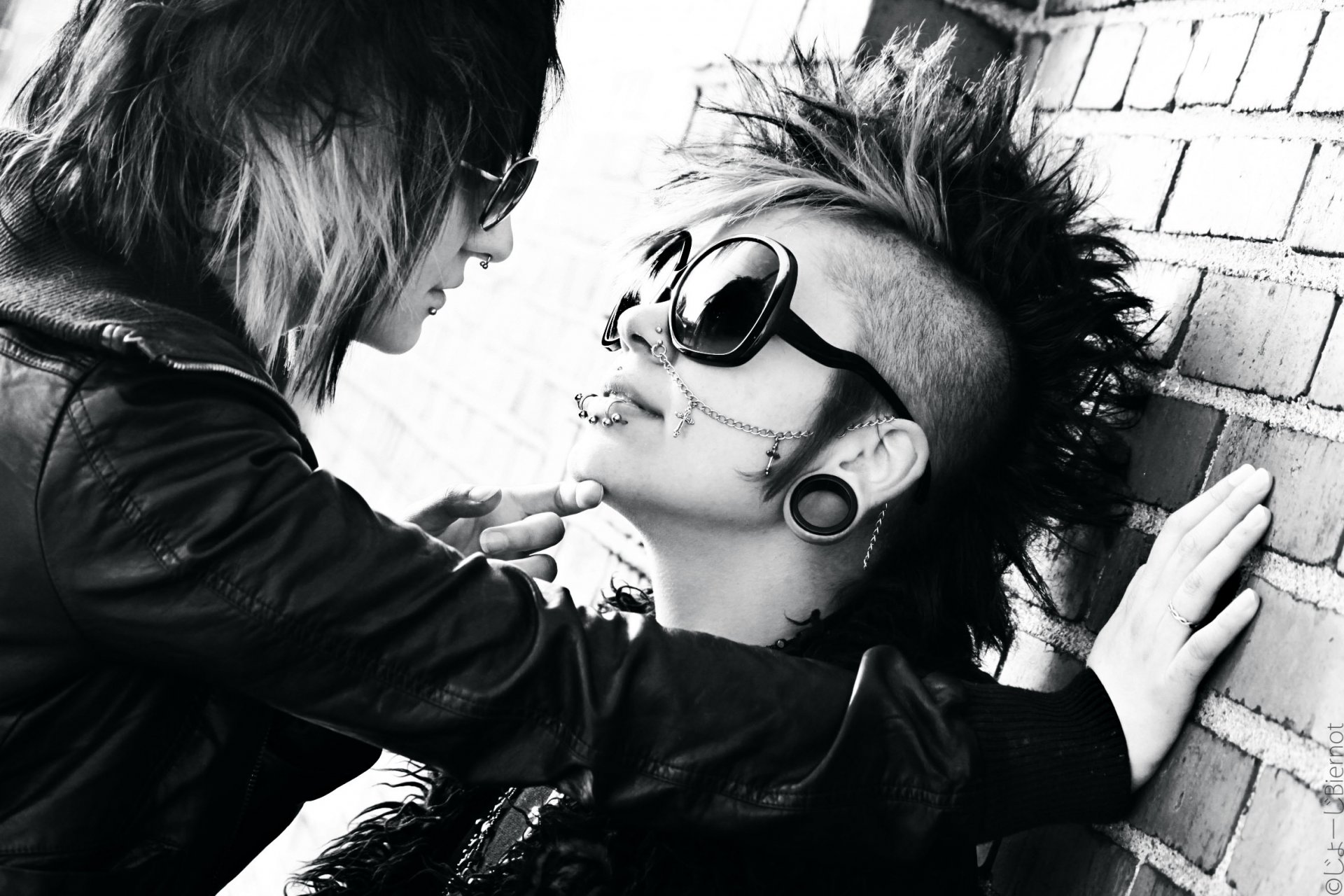 fille punk style tunnel piercing lunettes anneau métal mohawk croix baiser sous-culture