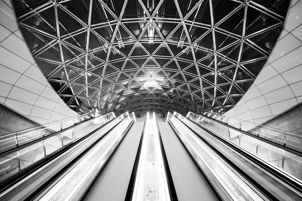 Архитектура метро. Эскалатор и лампы