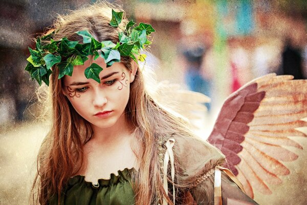 Fille avec des ailes et une Couronne verte