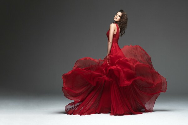 El vestido rojo se ve perfecto sobre un fondo gris