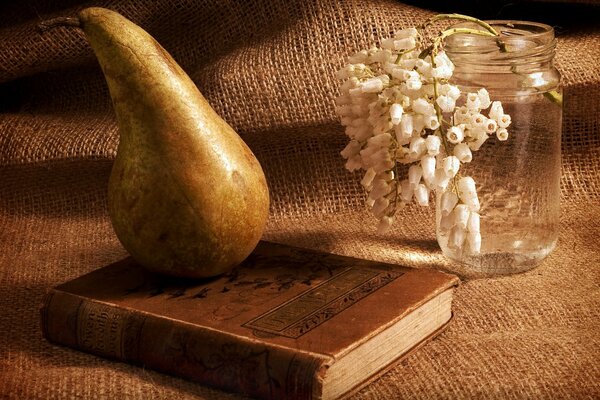 Nature morte Poire sur le livre 