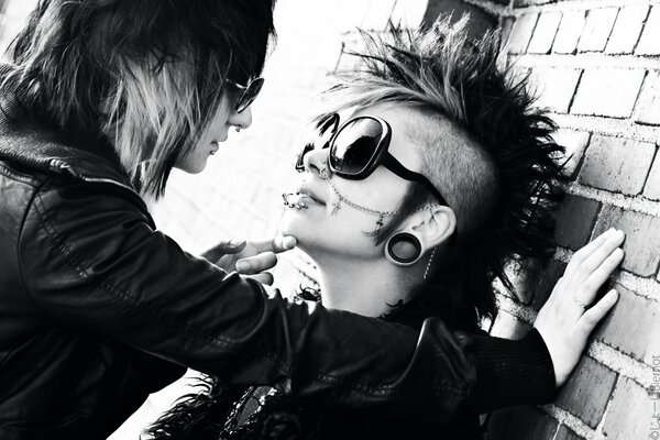 Chica punk con Mohawk en la cabeza