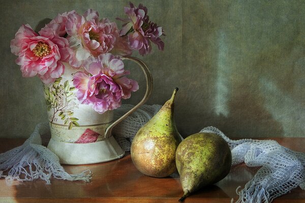 Nature morte de fleurs et de poires sur la table