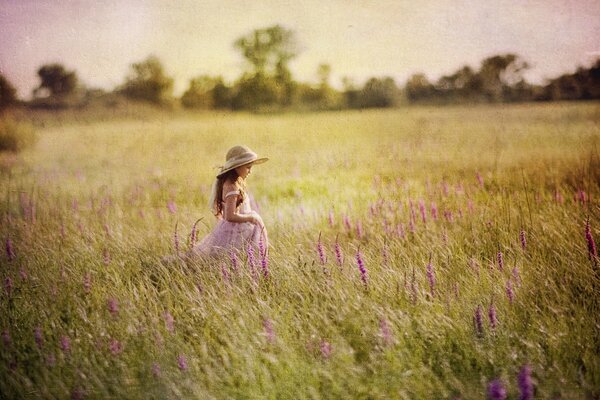 Chica con sombrero en el campo de verano