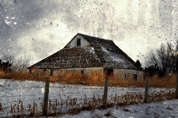 Ein Haus in einem schneebedeckten Feld