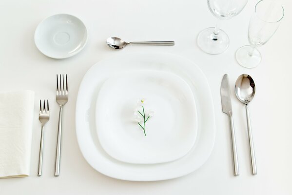 Piękna biała zastawa stołowa na stole