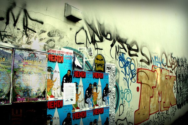 Dans la ville sur le mur de publicité graffiti avec des annonces