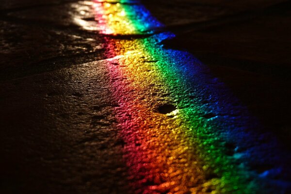 Lueur de l arc-en-ciel sur la chaussée la nuit