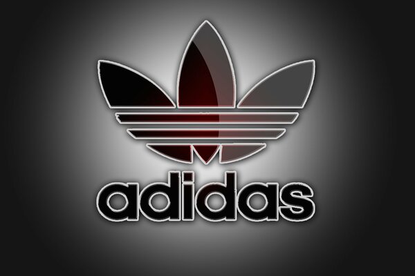 Gra świateł i cieni podkreśli logo Adidasa