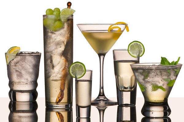 Copas de Martini con diferentes frutas