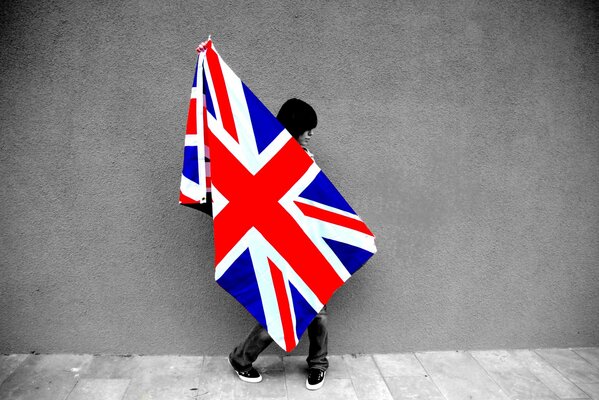 Chica envuelta en una bandera británica