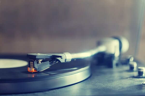 Art style turntable with vinyl record