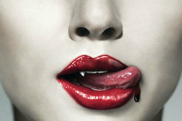 Vampiro lingua lecca il sangue dalle labbra