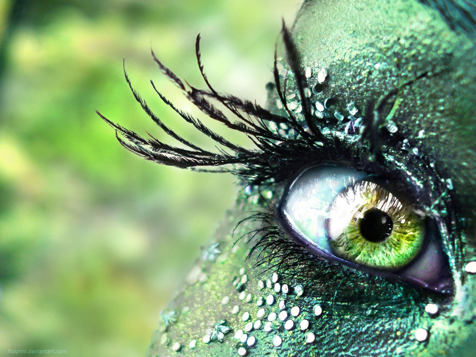 fille oeil strass vert