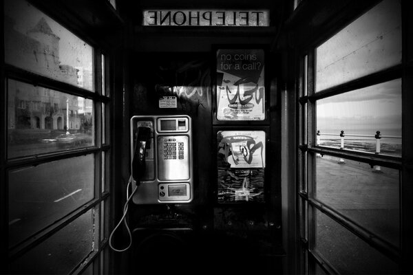 Photo en noir et blanc d une cabine téléphonique