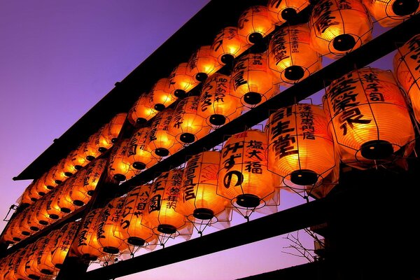 Japón noche linternas voladoras