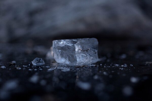 Wassertropfen ein Stück Eis auf dunklem Yon