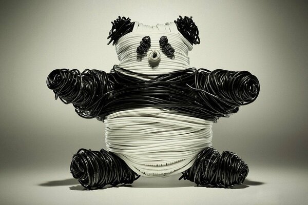 Figura de Panda hecha de cables