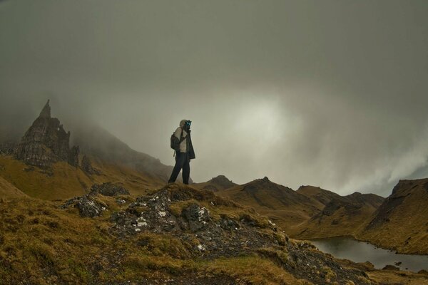 Voyageur sur un fond post-apocalyptique