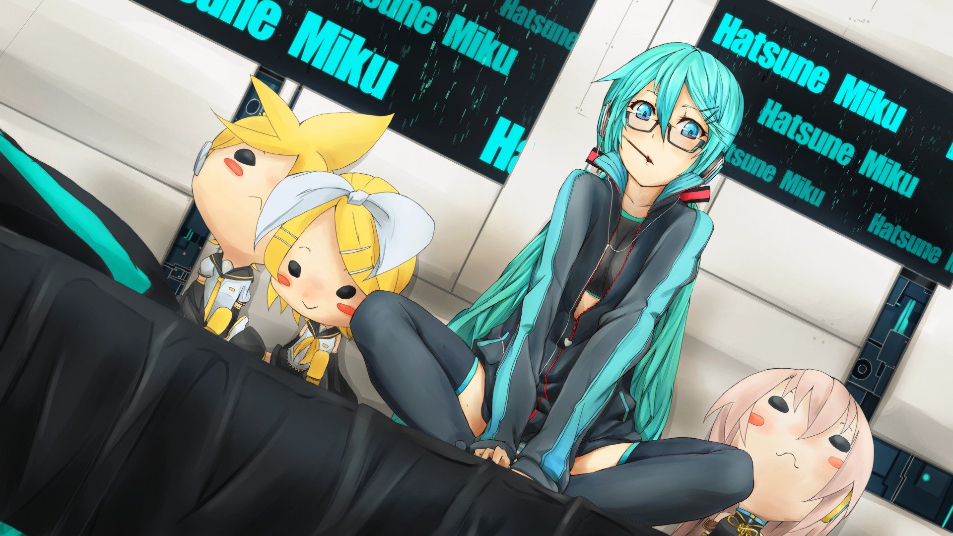 arte vocaloid miku hatsune kagamine len kagamine rin megurine luka ragazza seduta cuffie occhiali letto vocaloid hatsune miku