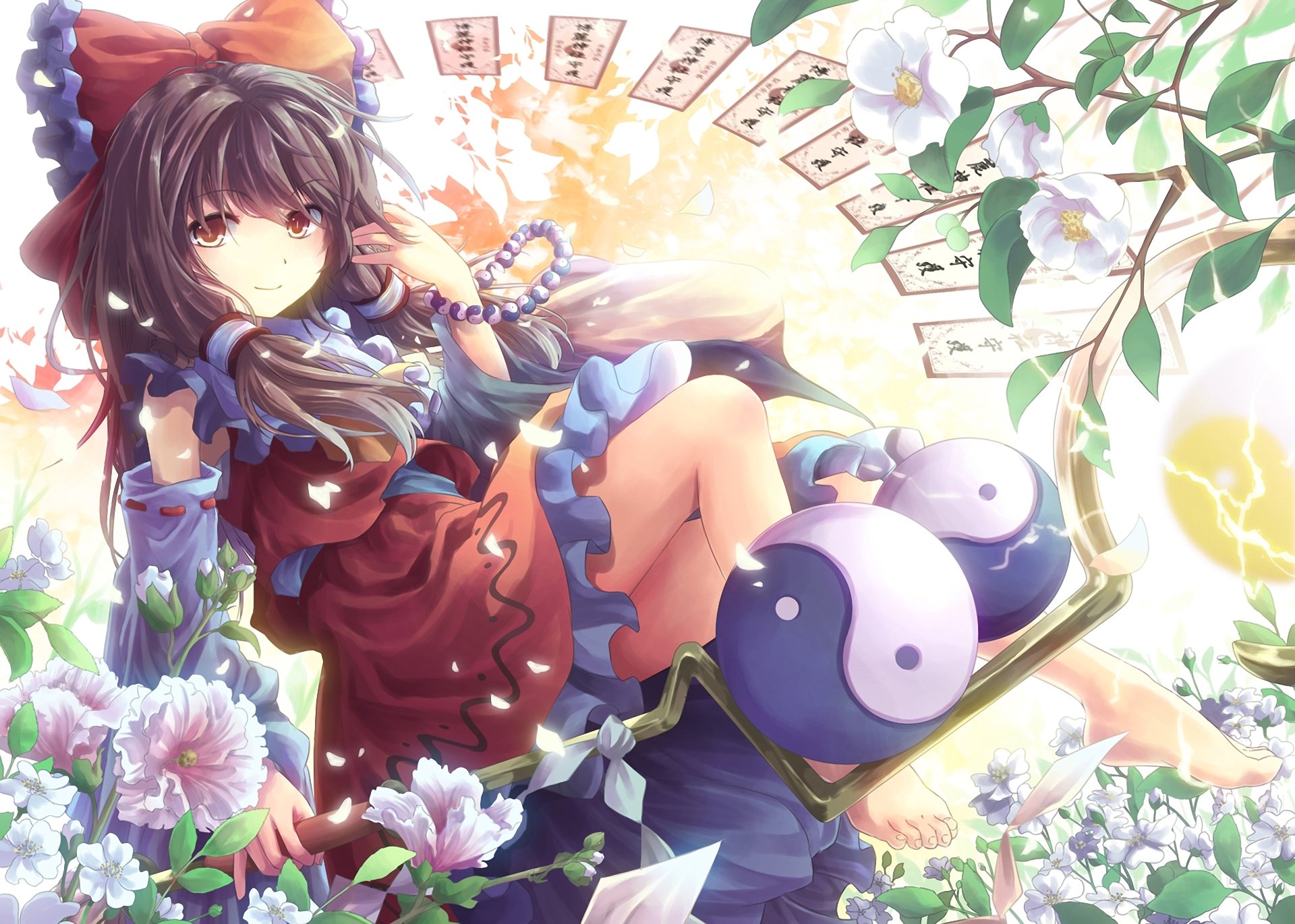 kunst mikkii touhou hakurei reimu mädchen blumen ying-yang symbol zweige apfelbaum stab zaubersprüche blätter blütenblätter