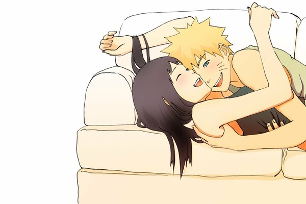 Feliz Hinata y Naruto abrazándose en el Sofá