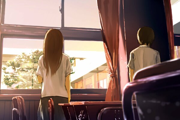 Dziewczyna i chłopak patrzą przez okno
