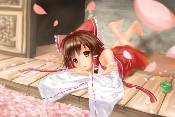 Chica Hakurei reimu se acuesta y Mira los pétalos de Sakura