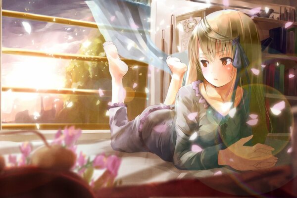 Słodka dziewczyna anime leży przy oknie
