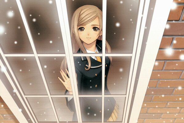 Anime girl regarde par la fenêtre sur la neige