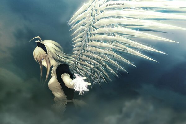 Anioł, który rozpościera skrzydła pośród chmur