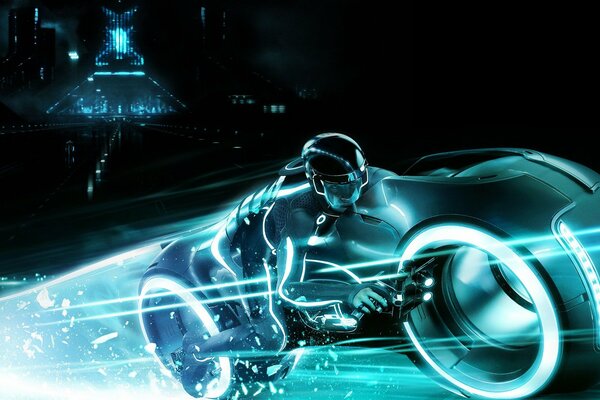 Sur une moto légère au néon, tron 2