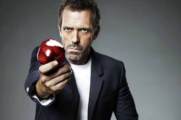 Servizio fotografico di Hugh Laurie con una mela