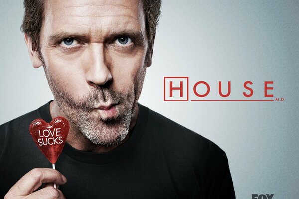 Dr. House con un lecca-lecca rosso