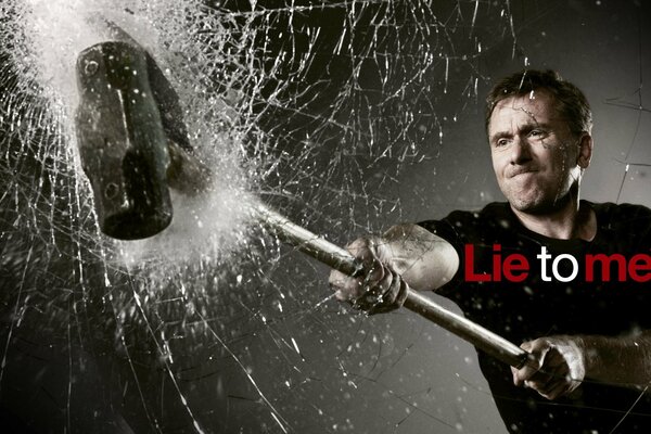 Serie TV lie to me. Tim Roth rompe il vetro con un martello