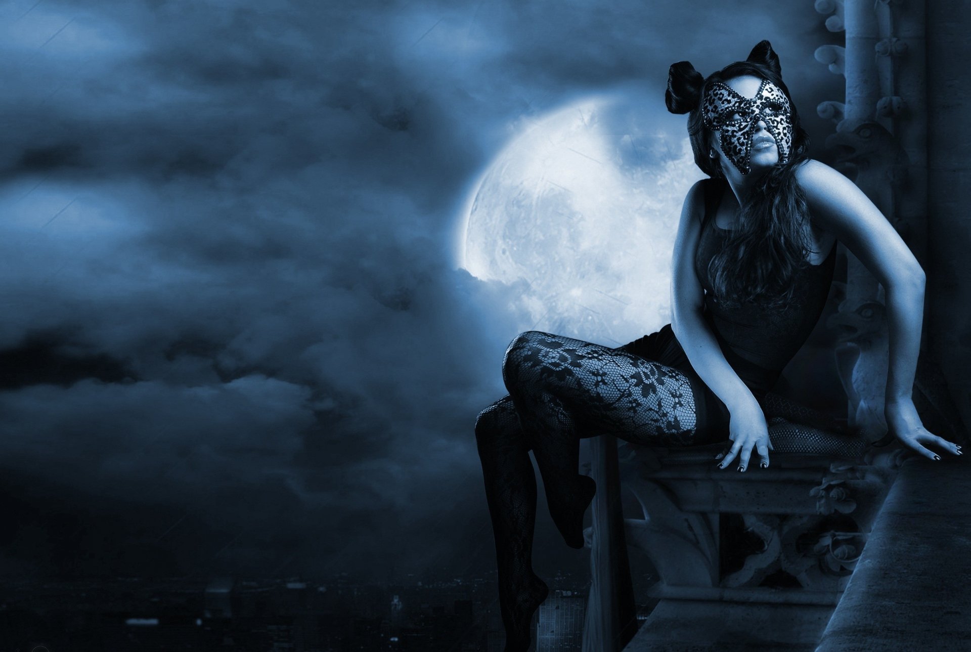 art fille chat masque regard cheveux coifure collants maille mains assis hauteur ville nuit lune nuages