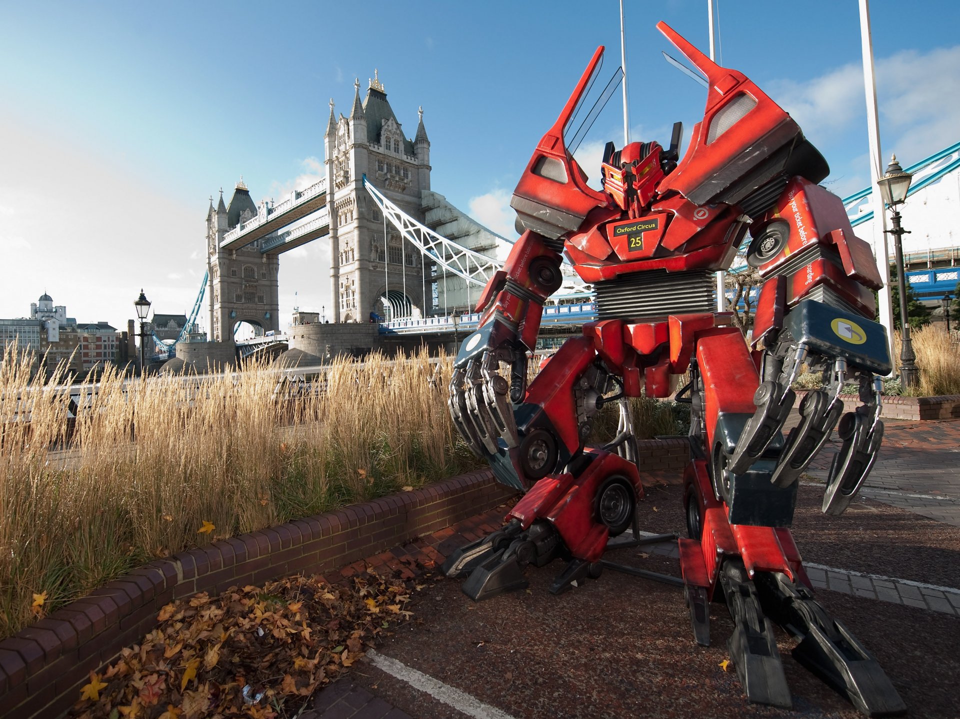 londres robot transformers puente támesis ficción