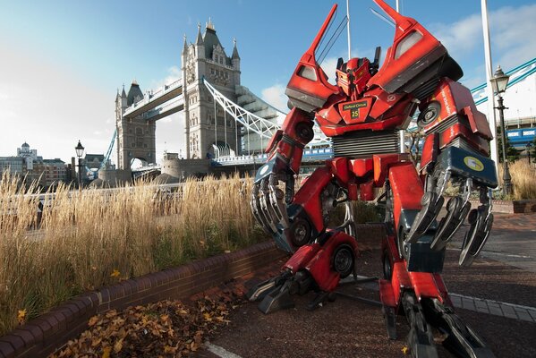 Le pont de Londres sur la Tamise, le transformateur qui te regarde