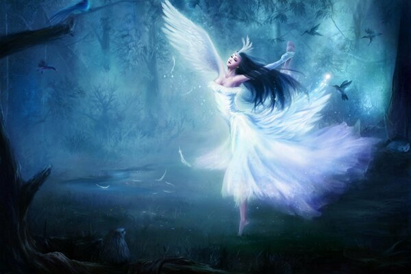 Девушка ангел танцует в лесу