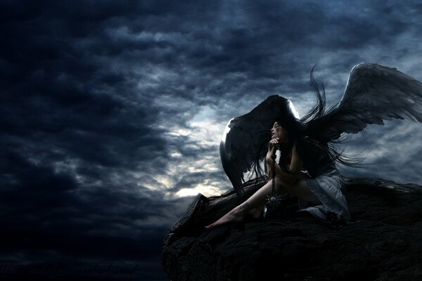 На черно-сером фоне изображение девушки чёрного ангела
