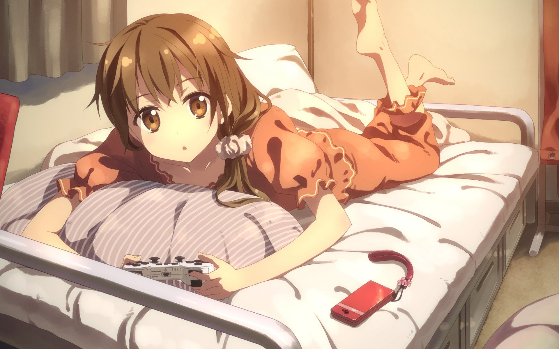 arte yuki tatsuya chica mirada miente joystick gamepad teléfono móvil cama almohada