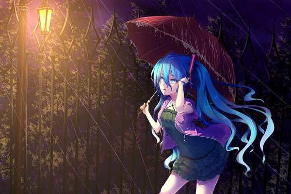 Ragazza con i capelli blu in piedi sotto un ombrello sotto la pioggia