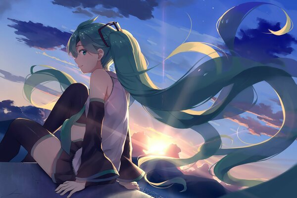 Anime girl avec des cheveux flottants est assis sur le toit et regarde le coucher du soleil