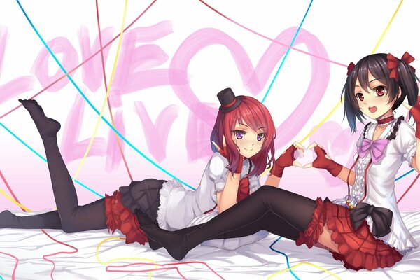 Maki und Nico in Strumpfhosen. Kein Schule-Idol-Projekt. Maki Nishikino und Niko Yazawa in roten Röcken. Love live Maki Nishikino, Niko Yazawa. Heldinnen aus dem Anime Lebende Liebe . Art Nico und Maki.