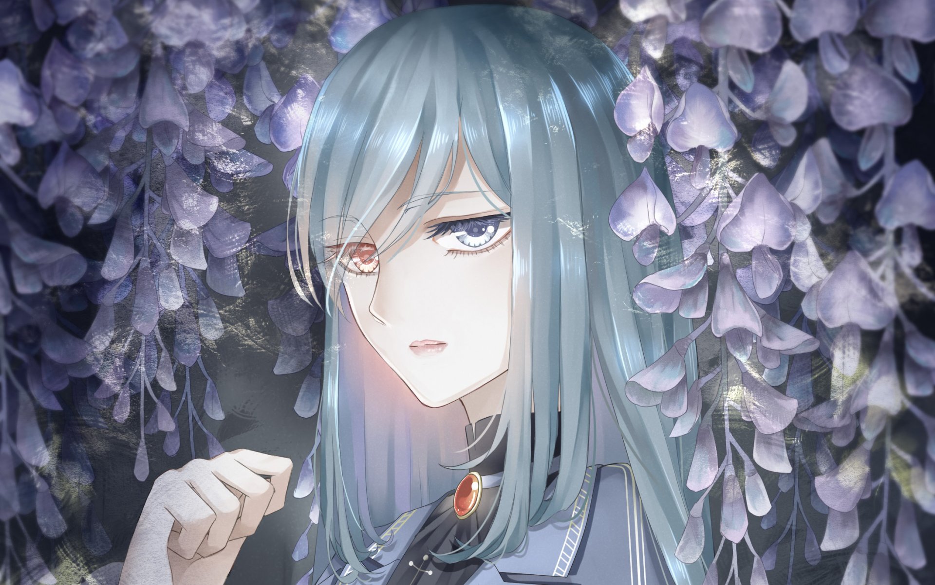 ragazza eterocromia occhi diversi wisteria glicine fiori