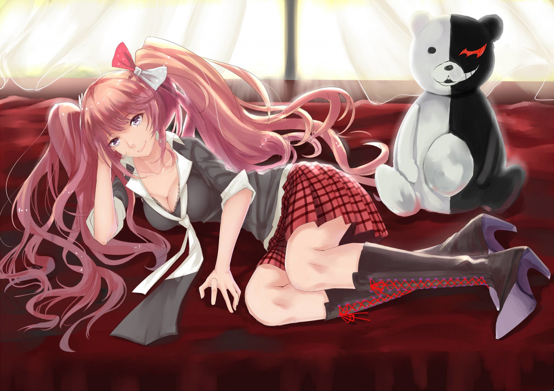 anime arte dangan ronpa enoshima junko monokuma ragazza si trova sguardo sorriso capelli lunghi coda di cavallo arco cravatta scollatura gonna orso giocattolo letto finestra tenda