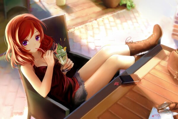 Fille assise à la table et boit un cocktail à travers un tube anime