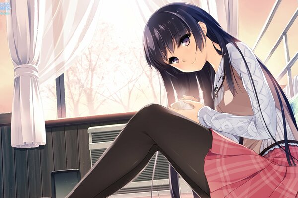 Anime girl assis dans la chambre avec une tasse dans les mains