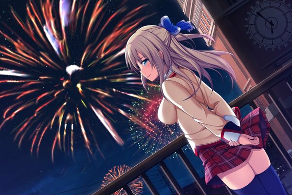 Cadre de l anime. feux d artifice dans le ciel. Fille sur le balcon